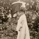 Dronning Maud likte å spasere i hagen rundt Appleton House (Foto: Det kongelige hoffs fotoarkiv, fotograf ukjent)